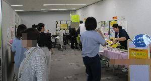 保健所コーナーでパネル展示を見たり、クイズに参加している来場者たちの写真