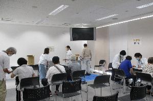 医師会コーナーで様々な医療測定を受ける来場者たちの写真