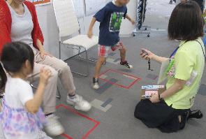 健康づくり推進市民会議コーナーで敏捷性テストをしている来場者の写真