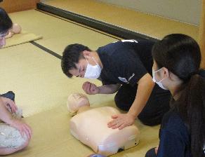 救急救命士会コーナーで行われた訓練人形を使ってのAED操作講習の様子