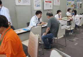 薬剤師会コーナーで各種測定や相談を受ける来場者たちの写真