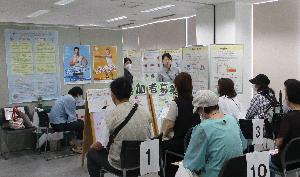 骨密度コーナーで、骨量測定を受ける参加者の写真