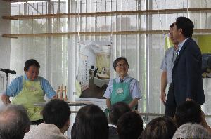 和泉市立総合医療センターコーナーで和泉人生劇場を観覧している来場者たちの写真