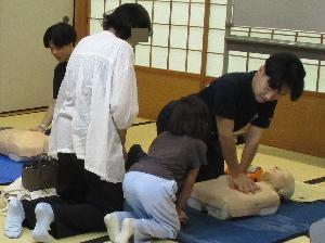 救急救命士会コーナーで行われた訓練人形を使ってのAED操作講習の様子