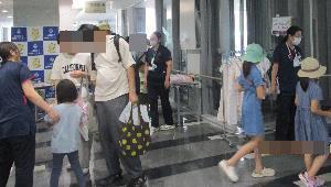 大阪母子医療センターコーナーで、赤ちゃん抱っこをしている参加者の写真