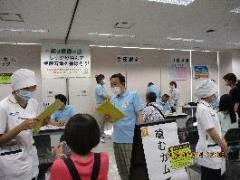 歯科医師会コーナーで、舌圧測定、口臭測定等、歯と口腔の健康チェックを受ける来場者たちの写真