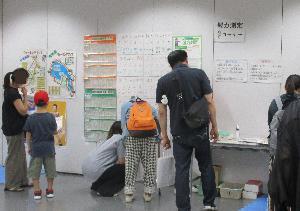 ヘルスアップサポーターコーナーにて握力測定をしている写真