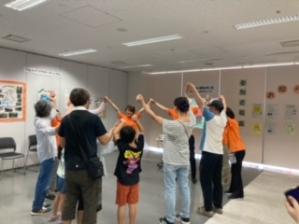 ヘルスアップサポーターコーナーにてココロいずみダンスで運動をしている写真