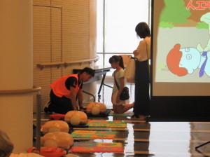 救急救命士会コーナーで行われた訓練人形を使ってのAED操作講習の様子