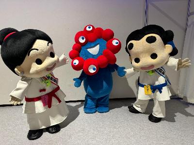 ミャクミャクとともに