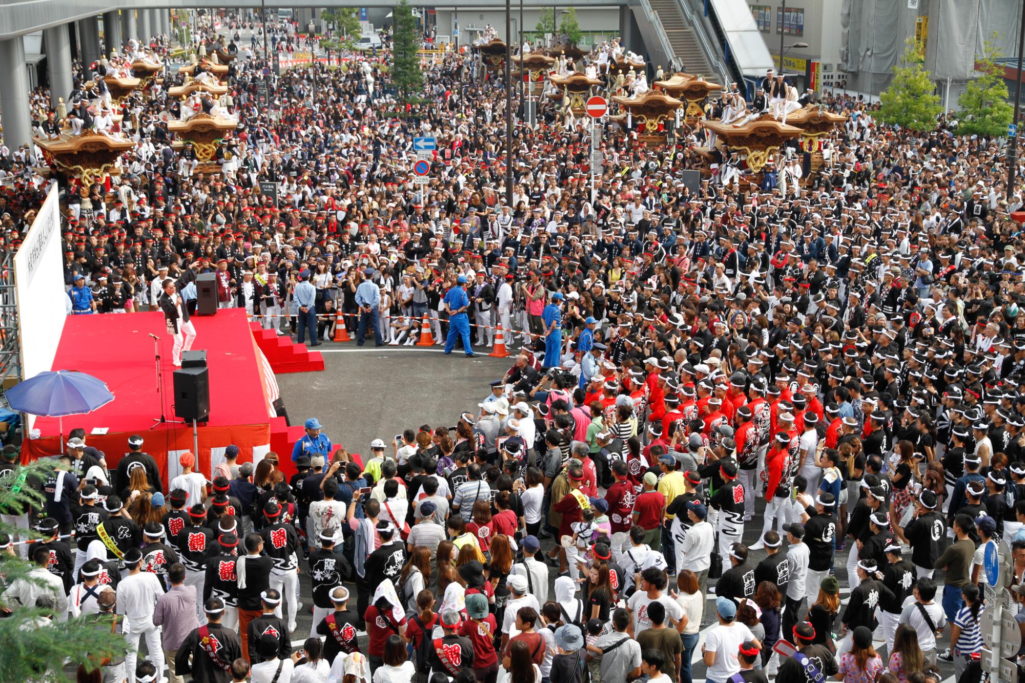 市制施行60周年のだんじり記念曳行の様子