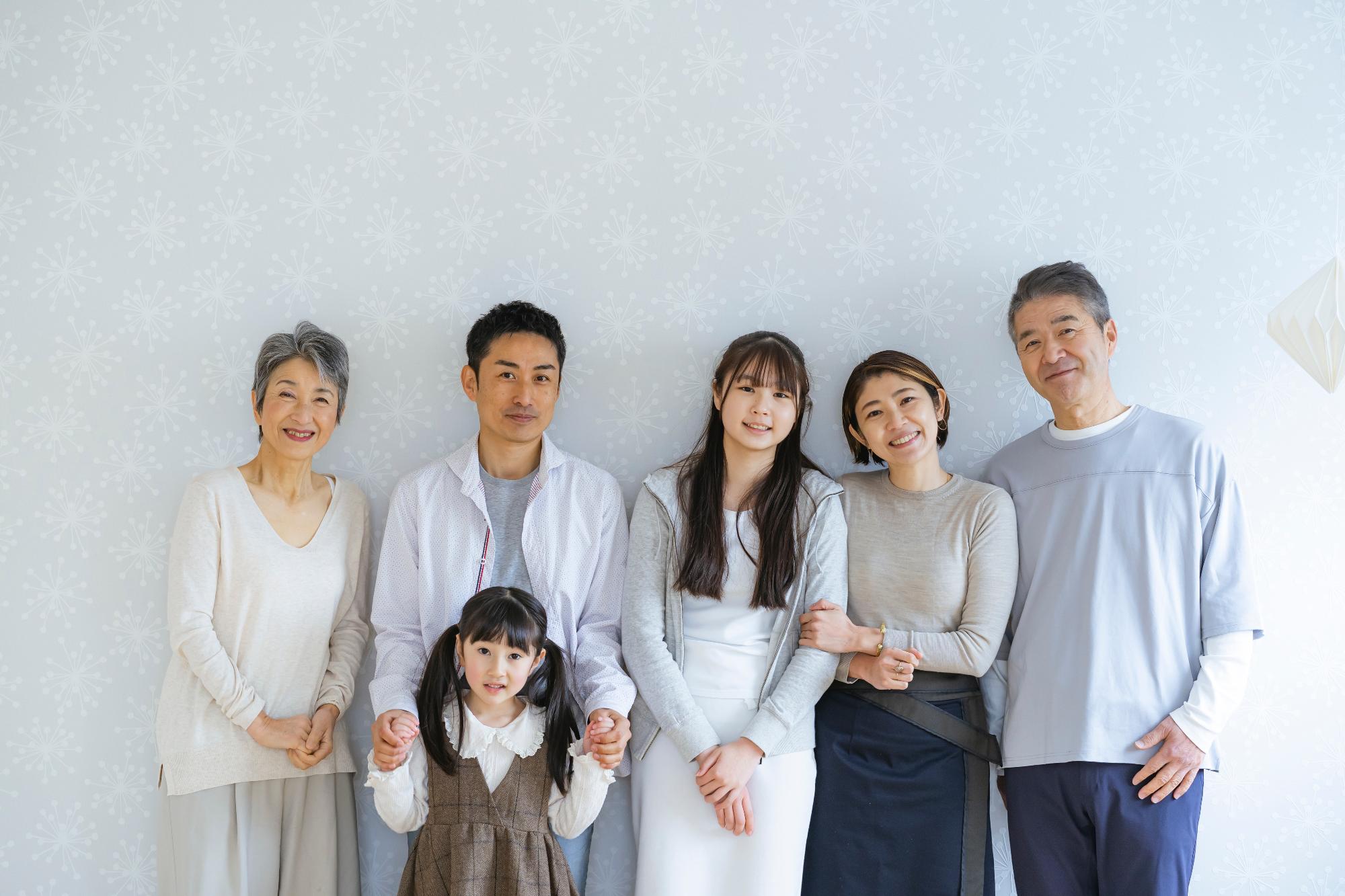 老人と大人とこどもの写真