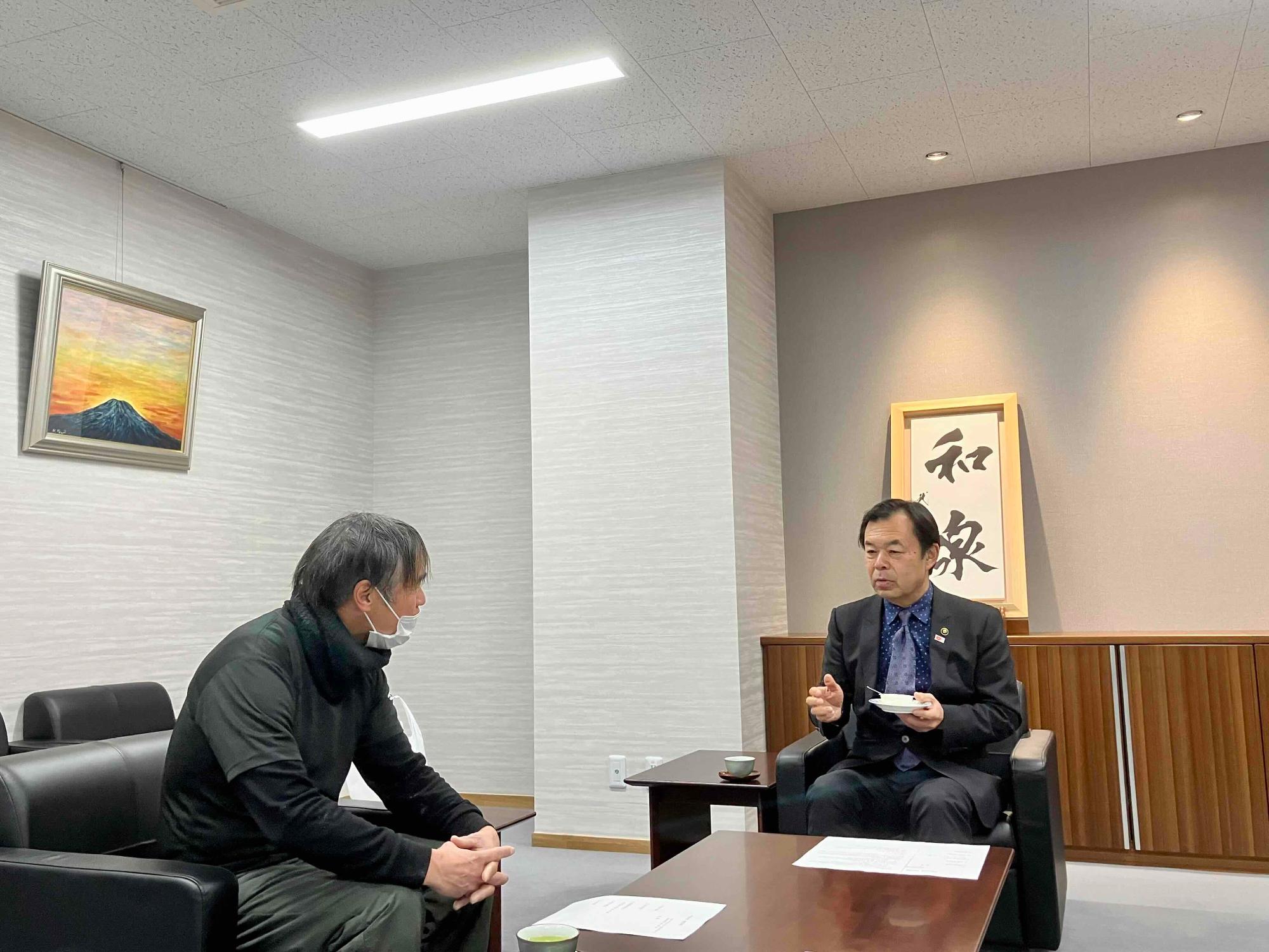 美味しさを語る市長