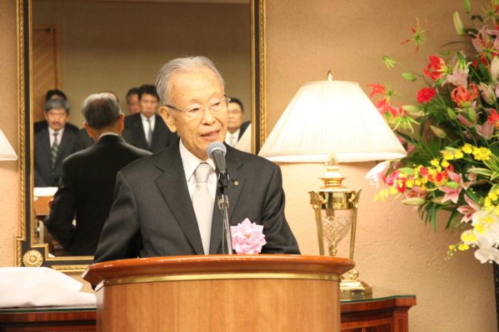 除幕式での和泉市名誉市民、久保恒彦様の謝辞の写真