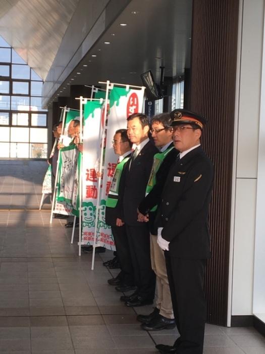 和泉府中駅前で駅員さんたちがあいさつ運動をしている写真