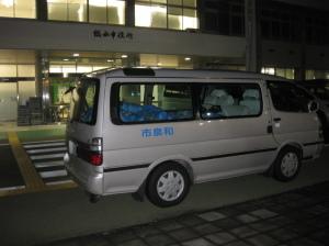 総社市役所に支援物資を運んできた和泉市の車の写真