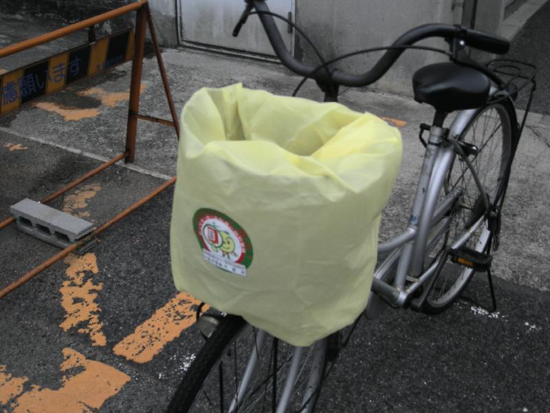 前かごにひったくりカバーを装着した自転車の写真