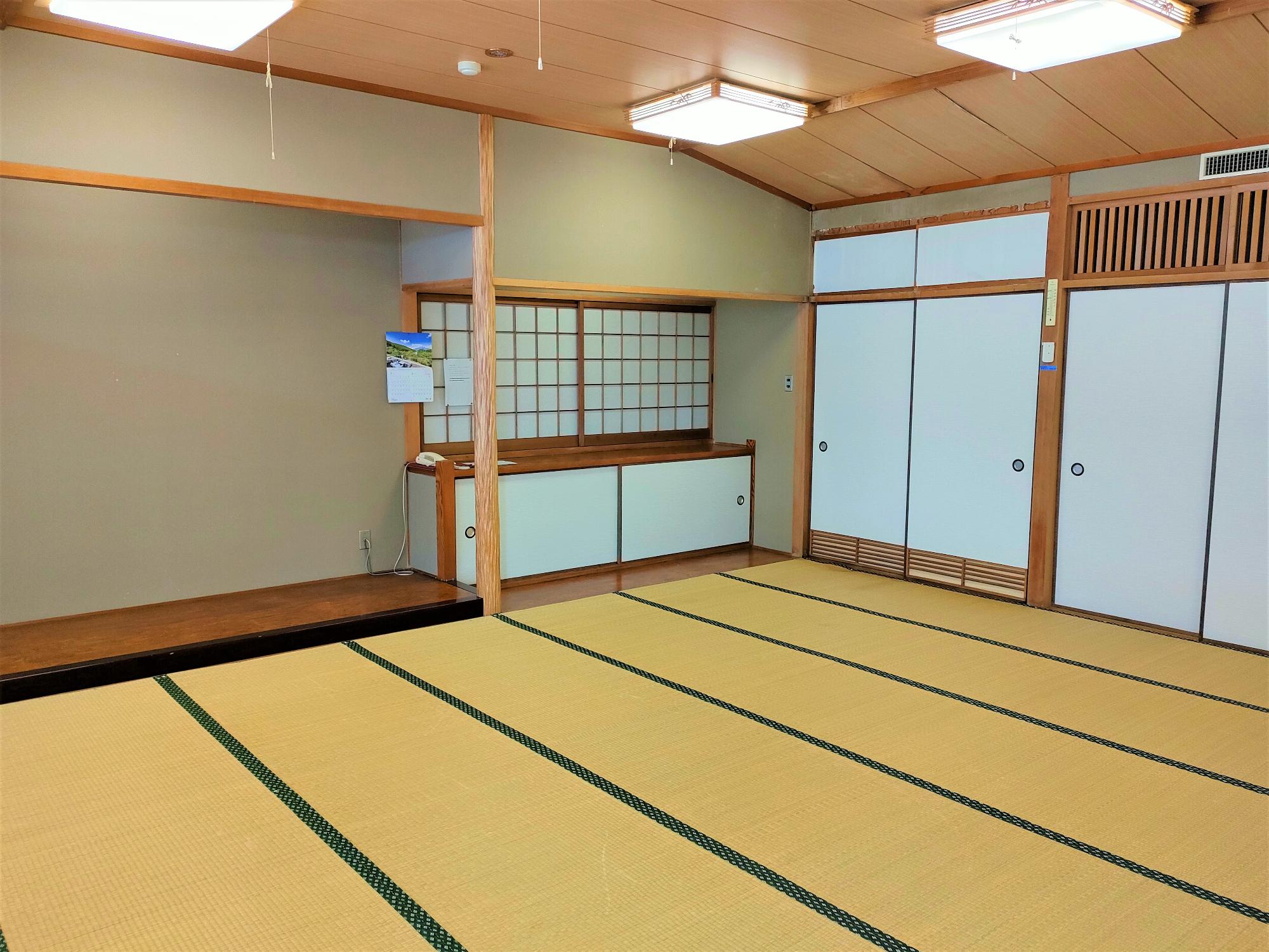 5階和室（奥）