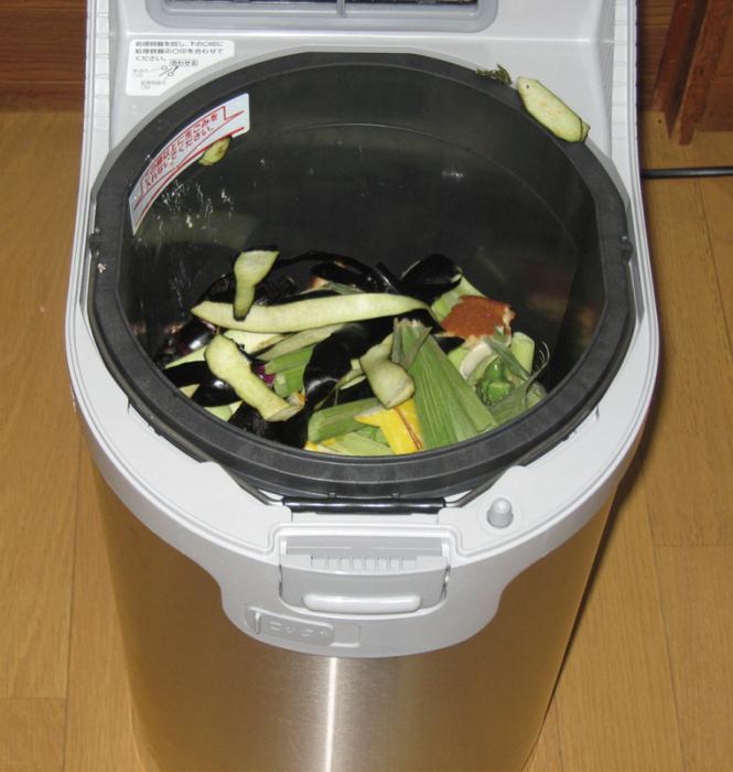 野菜くずを入れて使用中の電動式生ごみ処理機の写真