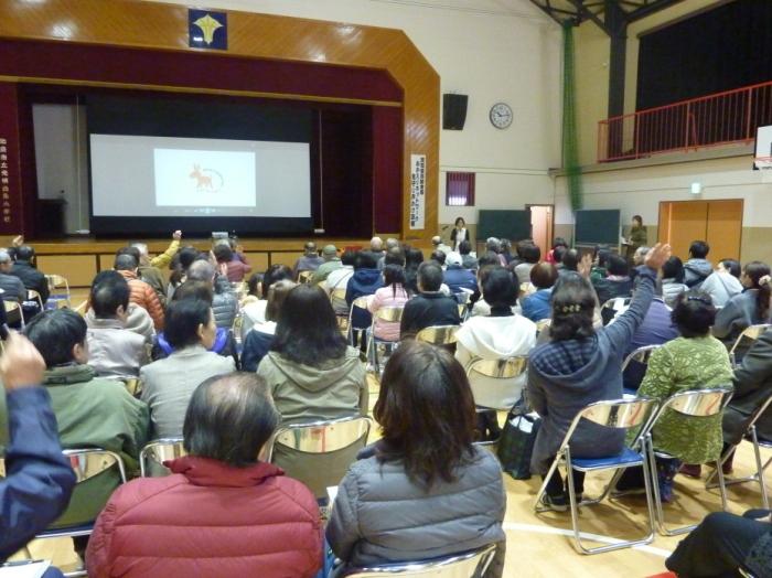 実践前の話を聞く参加者