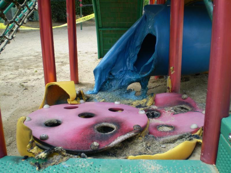 公園内での遊具破損の画像1