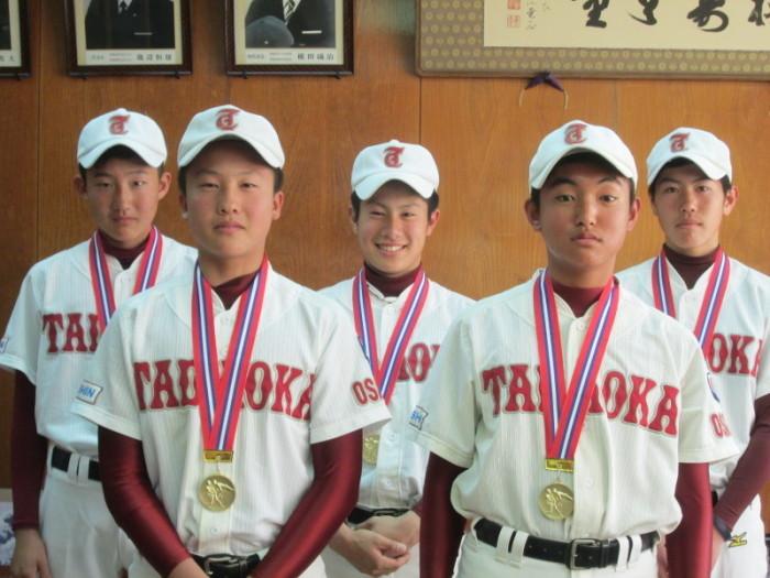 第46回日本少年野球春季全国大会に出場した忠岡ボーイズのメンバーが並んでいる写真