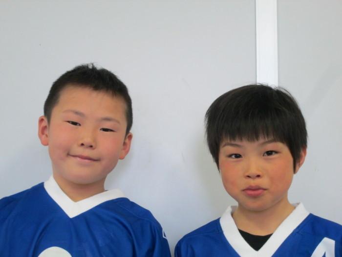 全日本小学生低学年選抜アイスホッケー大会に出場し、上位入賞を果たした松本陸斗さんと山本羚央さんの写真