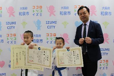 左から村上蒼真さん、村上凛桜さん、辻市長