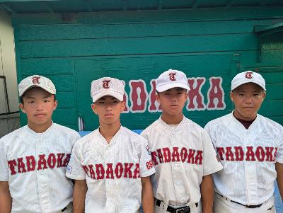 左から井阪さん、山下さん、三間さん、山本さん
