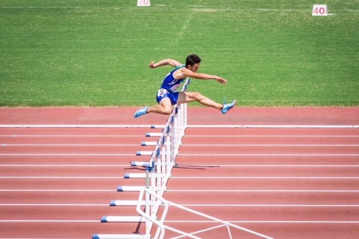 第71回全国高等学校陸上競技対校選手権に出場したモーティマー悟さんがハードルを飛び越えている写真