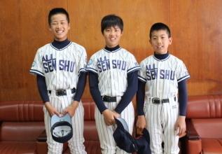第49回日本少年野球春季全国大会に出場した大阪泉州ボーイズの、中野大虎さん、新名倭大さん、中塚大翔さんがユニフォーム姿で並んでいる写真