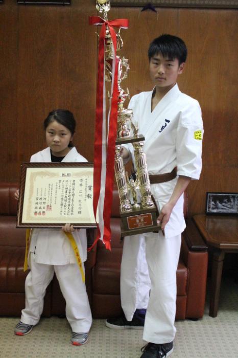 第9回JKJO全日本ジュニア空手道選手権大会に出場した、山村玲朱さんと石川龍之介さんが並んでいる写真