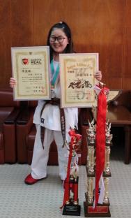 ジャパンアスリートカップで準優勝し、授与された賞状やトロフィーと共に撮影された道着姿の山村玲朱さんの写真