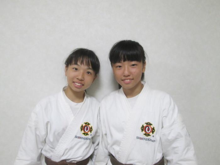 第10回全国中学生少林寺拳法大会に出場した瀧実之里さんと瀧香奈美さんが並んでいる写真