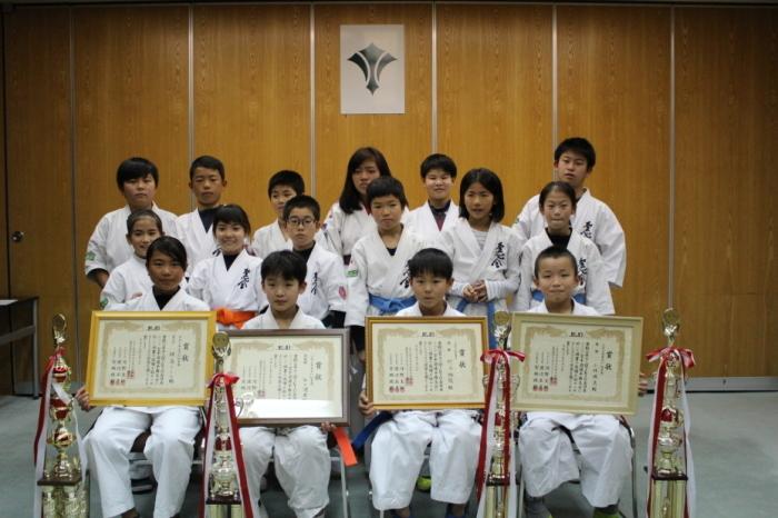 第12回全日本ジュニア空手道選手権大会に出場して獲得した賞状やトロフィーと共に撮影された聖心會の選手の集合写真
