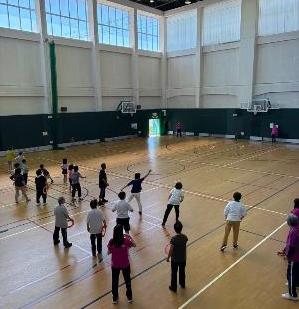 ふれあいニュースポーツ教室でフロッカーをしている様子