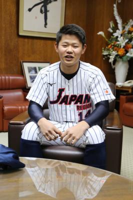 第37回世界少年野球大会で準優勝したユニフォーム姿の藤原夏暉さんの写真