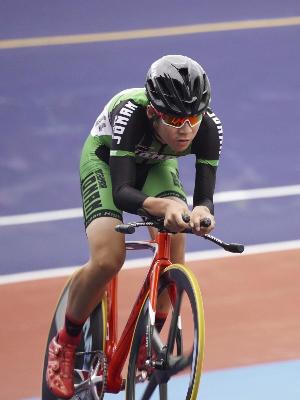 競技用自転車に乗り走行する鎌田晃輝さん