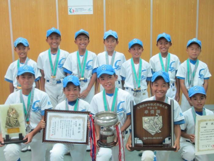 近畿少年軟式野球大会に出場した和泉サークルズ少年野球部のメンバーの写真