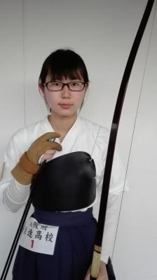 第25回近畿高等学校弓道選抜大会において団体戦で準優勝した弓道着姿の篠原華凜さんの写真