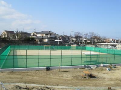 砂入り人工芝コート2面を持つ槇尾川公園テニスコートの写真