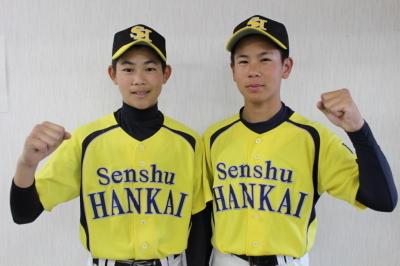 第48回日本少年野球春季全国大会に出場した、中阪灯岐さんと岩本成道さんがユニフォーム姿でガッツポーズをとっている写真