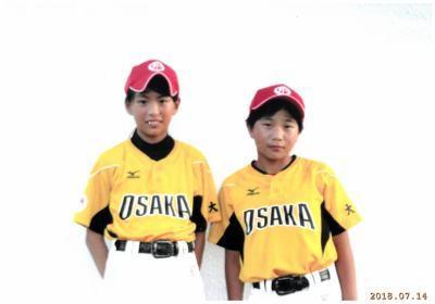 NPBガールズトーナメント2018・全日本女子学童軟式野球大会に出場した、平尾心優さんと久保田梨々さんがユニフォーム姿で並んでいる写真