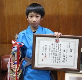 トロフィーと賞状を持った奥山海晴さんの写真