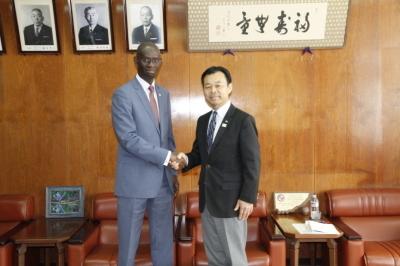 表敬訪問の折、握手をかわす市長とセネガル共和国の駐日大使の写真