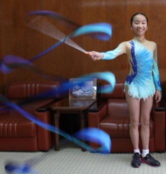 新体操チャイルド選手権に出場した古谷心乃花さんがリボンを振っている写真