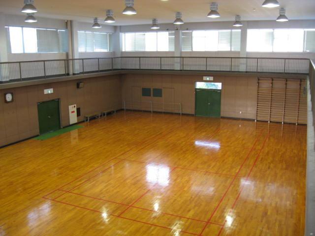バドミントンコート1面がとれる広さの小体育室を上部の張り出し廊下から見下ろして撮影した写真