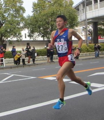 広島市平和記念公園で行われた天皇盃第23回全国都道府県対抗男子駅伝競走大会で走っている田村一智さんの写真