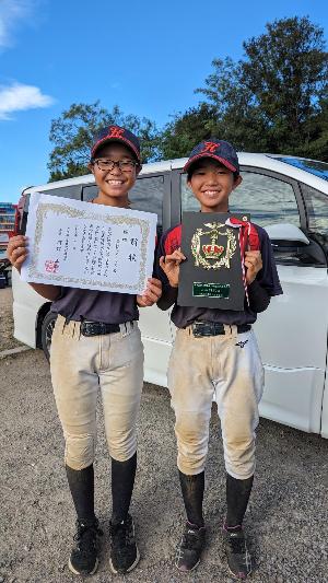 賞状を持つ玉置さんと盾を持つ米田さん