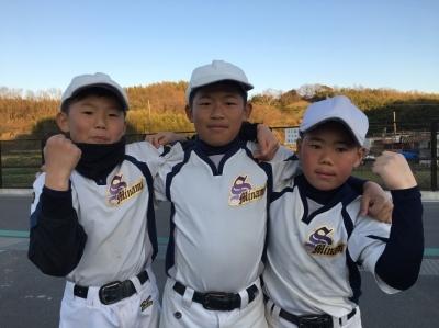 第49回日本少年野球春季全国大会に出場した堺南ボーイズの、山本将輝さん、山本龍生さん、伊東尊さんがユニフォーム姿で肩を組んで並んでいる写真